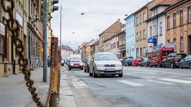 Po Budjovick ulici pijdj auta do historickho centra Tbora. Silnice tu nebyla opravovan 40 let. (19. 5. 2017)