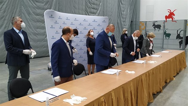 K podpisu koaliční smlouvy se politici sešli v pavilonu T na českobudějovickém výstavišti.