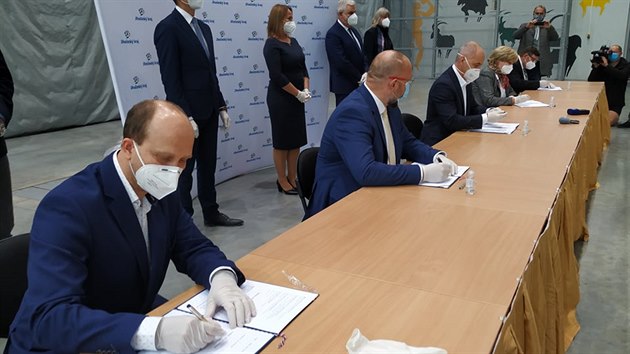 Tom Bouzek, Jan Bartoek, Martin Kuba, Ivana Strsk a Pavel Hroch (zleva) podepisuj koalin smlouvu.