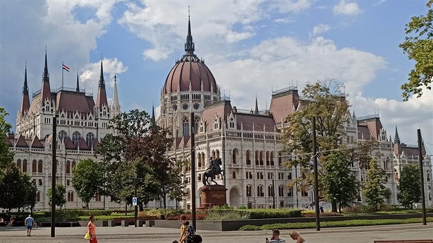 Parlament v Budapeti je majesttn. A osvtlen veer jet vce ne ve dne.