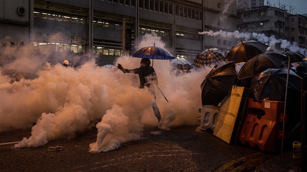 Protestující vrhá nádobu se slzným plynem zpět na pořádkovou policii ve čtvrti Tsuen Wan v Hongkongu, SAR, dne 25. srpna 2019 po skončení shromáždění, kterého se zúčastnily tisíce lidí.
