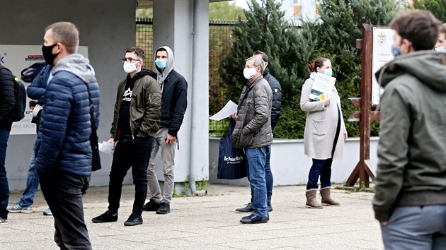 Lidé se v době nouzového stavu srocují na úřadech. Na registru řidičů na brněnském magistrátů stála v pondělí ráno dlouhá fronta lidí. (19. října 2020)