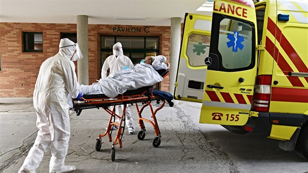 Zdravotníci z Fakultní nemocnice Brno převáží pacienta s onemocněním covid-19 připojeného na plicní ventilaci. (26. ledna 2021)