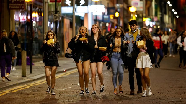 Lid v Liverpoolu se sdruuj venku ped restauracemi, den ped vyhlenm mstnho lockdownu. (13. jna 2020)