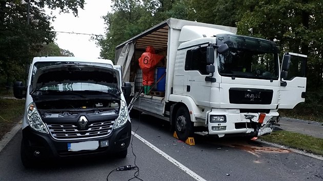 V Semtn na silnici I/36 dolo ke srce dvou aut a nkladnho auta, kter pevelo formaldehyd. Uniklou nebezpenou ltku museli hasii peerpat.