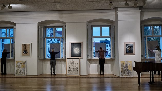 Pracovnice vysokomtsk galerie zahjily vstavu obraz Rudolfa Pollka a Petra paka originln vernis. Jejich dla ukzaly v oknech galerie.
