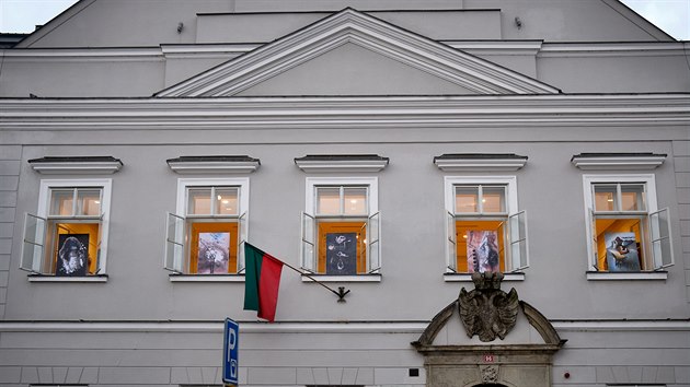 Pracovnice vysokomýtské galerie zahájily výstavu obrazů Rudolfa Polláka a Petra Špačka originální vernisáží. Jejich díla ukázaly v oknech galerie.