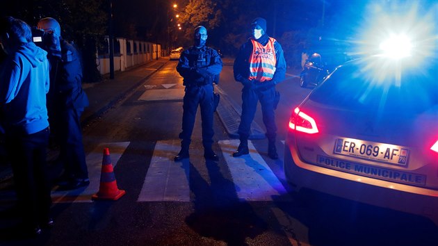 Na pařížském předměstí policisté vyšetřují útok, který se vyšetřuje jako teroristický. Podle agentury AFP a francouzských médií agresor sťal hlavu jinému muži. (16. října 2020)