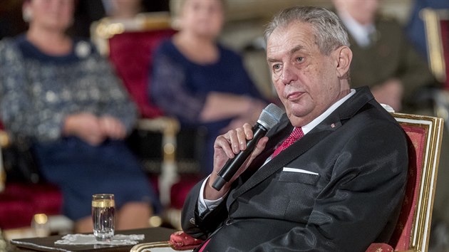 Den vzniku eskoslovenska. Prezident Milo Zeman pi udlen vyznamenn na ve Vladislavskm sle. (28. jna 2019)