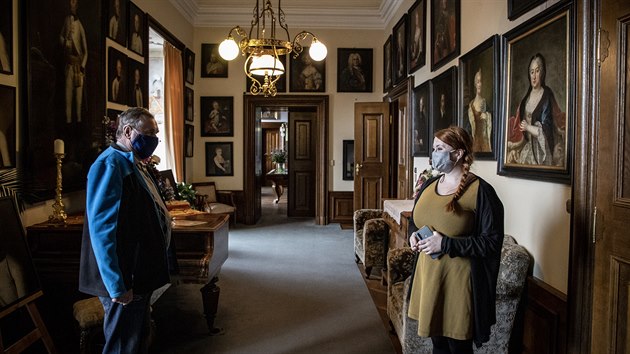 Jin� sezona. Na hradech a z�mc�ch chodili letos lid� �asto v rou�k�ch (sn�mek z Kun�na). (30. kv�tna 2020)