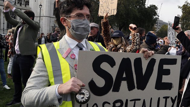 ivnostnci a zamstnanci  z oblasti pohostinstv demonstruj v Londn proti vldnm nazenm. (18. jna 2020)