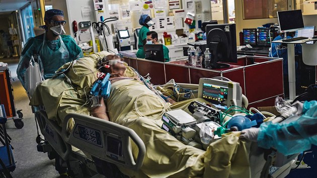 Zdravotnci pesouvaj pacienta na jednotku intenzivn pe v pask nemocnici. (14. jna 2020)