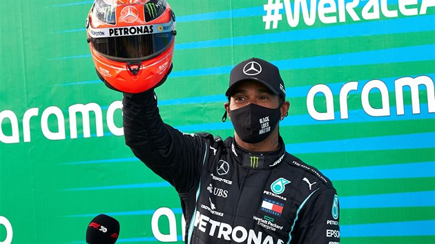 Lewis Hamilton s pilnou Michaela Schumachera slav triumf pi Velk cen Eifelu.