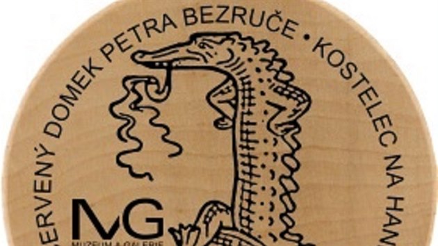Turistická známka domku Petra Bezruče v Kostelci na Hané má číslo 2647 a je na ní vyobrazený ještěr s dýmkou. Tak se totiž uzavřenému básníkovi přezdívalo.