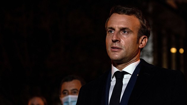Francouzský prezident Emmanuel Macron hovoří po útoku na učitele na předměstí Paříže ve Francii. (16. října 2020)