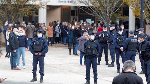 Lidé se shromáždili před vysokou školou Bois d'Aulne po útoku na pařížském předměstí Conflans St Honorine. (17. října 2020)