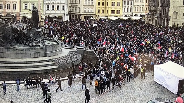 Na Staromstskm nmst v Praze zaal protest namen proti zmatenm vldnm restrikcm kvli en nemoci covid-19. (18. jna 2020)
