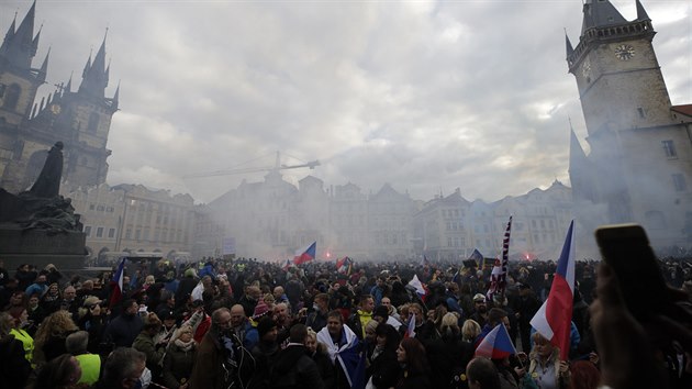 Staroměstské náměstí na konci demonstrace proti koronavirovým opatřením zahalil kouř. Protestující použili pyrotechniku. (18. října 2020)