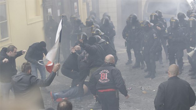 Ukončená demonstrace se zvrhla v odpalování pyrotechniky a hromadné rvačky. Zasahuje policie, centrum města zakryl kouř. (18. října 2020)