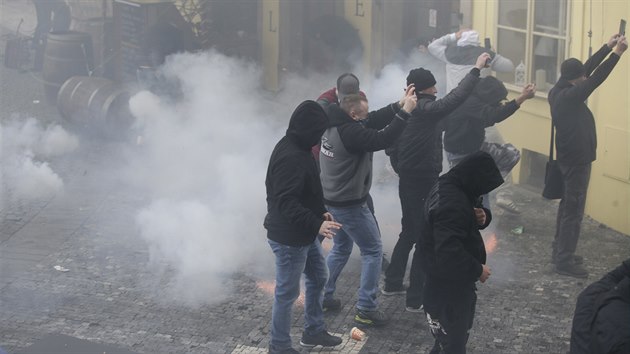 Ukončená demonstrace se zvrhla v odpalování pyrotechniky a hromadné rvačky. Zasahuje policie, centrum města zakryl kouř. (18. října 2020)