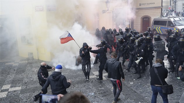 Policist opakovan vyzvaj vechny, aby opustili prask Staromstsk...