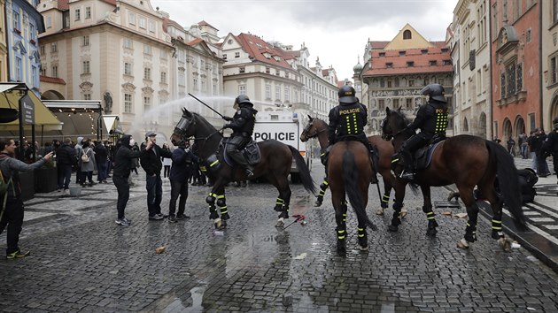 Policisté rozhánějí dav protestujících na koních. Demonstrace se změnila v bitku, policie nasadila vodní děla a slzný plyn. Na místě jsou zranění. (18. října 2020)