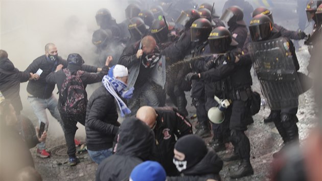 Policisté opakovaně vyzývali, aby lidé opustili Staroměstské náměstí. Agresivní demonstranti začali policisty napadat, házet na ně pyrotechniku i dlažební kostky. Policisté odpověděli slzným plynem i těžkou technikou.. (18. října 2020)