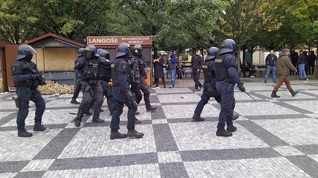 Policie dohl nad prbhem nedln demonstrace na Staromstskm nmst proti souasnm koronavirovm opatenm. (18. jna 2020)