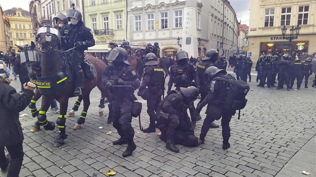 Pi nedln demonstraci na Staromstskm nmst zasahuj stovky policist. Nkolik z nich z koskho sedla. (18. jna 2020)