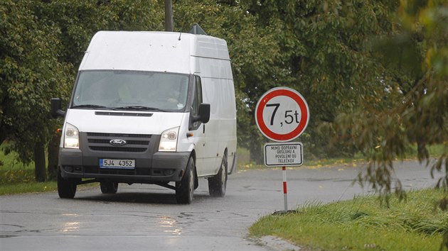 zk silnice u Telekova trp tkou dopravou. Nyn bhem uzavrky silnice Teb - Velk Mezi jet vce. Nepomhaj ani zkazov znaky, kter by mly vylouit tkou nkladn dopravu.