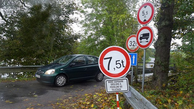 Úzká silnice u Telečkova trpí těžkou dopravou. Nyní během uzavírky silnice Třebíč - Velké Meziříčí ještě více. Nepomáhají ani zákazové značky, které by měly vyloučit těžkou nákladní dopravu.