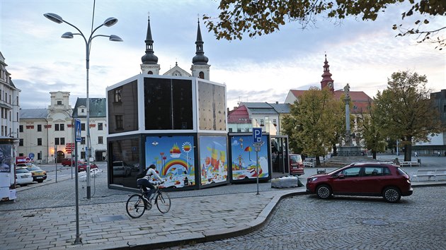 Z festivalovho Majku, kter stoj v horn sti jihlavskho Masarykova nmst, se stane studio, odkud se bude est dn iv streamovat do pota festivalovch pznivc. Poadatel festivalu si dali za cl spojovat reakce divk, filma a tak nabzet diskuse.