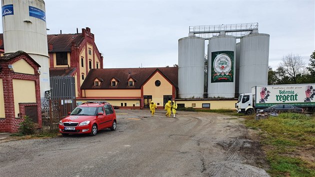V třeboňském pivovaru Regent došlo k úniku plynu. Zasahují hasiči v protichemických oblecích.