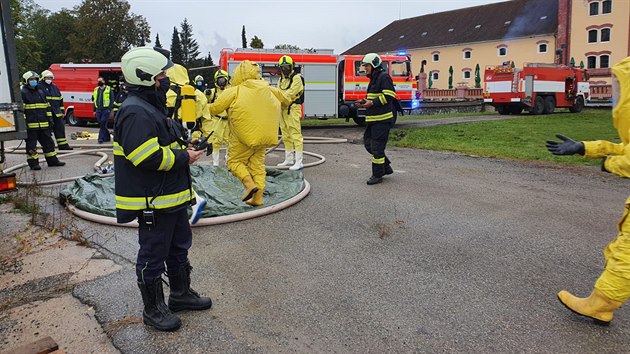 V třeboňském pivovaru Regent došlo k úniku plynu. Zasahují hasiči v protichemických oblecích.