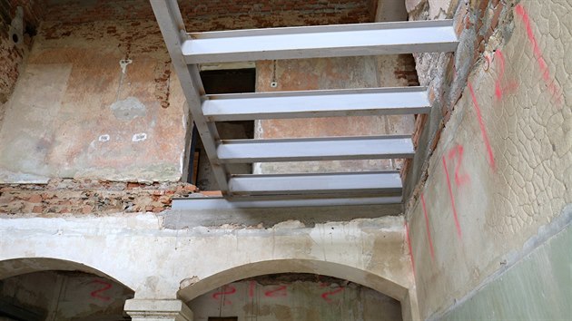 Do záchrany chátrající budovy, která osiřela v 90. letech minulého století, se Štěpán Macháček pustil před šesti lety. Dnes už má objekt novou střechu a stropní konstrukce.