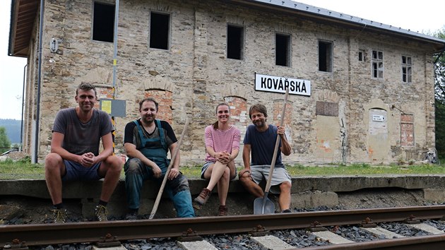 Roky chátrajícího nádraží a vodárny v krušnohorské Kovářské se ujali nadšenci.