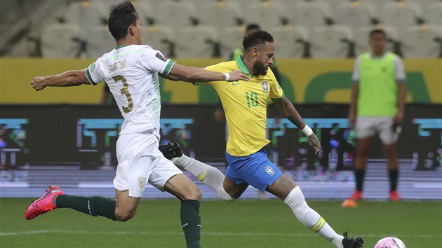 Brazilec Neymar (vpravo) unik, sth ho Jesus Sagredo z Bolvie.