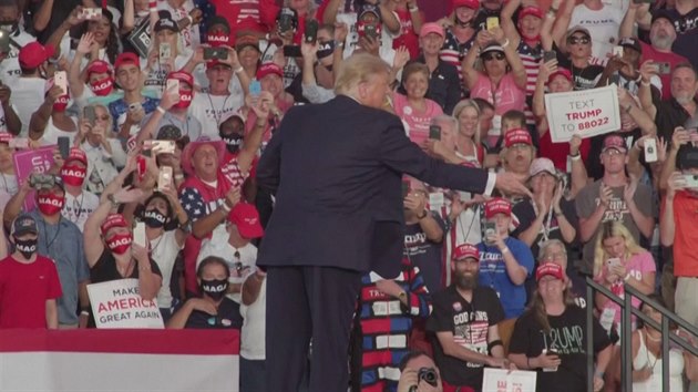 Trump se vrtil do volebnho boje. Vystoupil na mtinku, publiku hodil masku.
