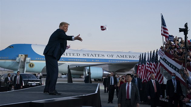 Prezident Donald Trump se vrátil do boje o prezidentské křeslo. Vystoupil na prvním mítinku po své nákaze koronavirem. (12. října 2020)