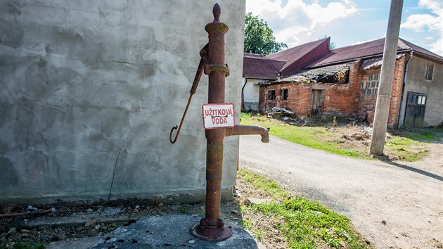 Lidé v Sovadině, která je místní částí Bystřice pod Hostýnem, mohli až do letoška vodu jen čerpat ze studny, jež navíc vysychala.