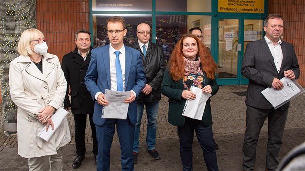 Zleva Olga Sehnalová (ČSSD), Radim Holiš (ANO), Hana Ančincová (Piráti) a Stanislav Blaha (ODS) vystoupili několik dní po volbách ve Zlíně před novináře s podepsanou koaliční smlouvou.