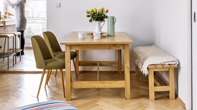 Masivní jídelní stůl a lavice jsou z IKEA, originální a nově očalouněná retro křesílka věnoval Aničce do bytu kamarád.