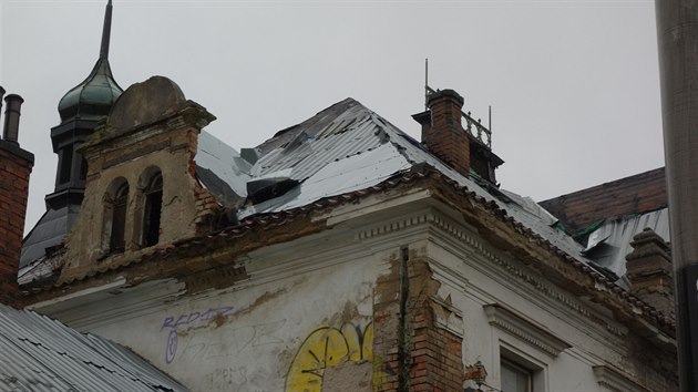 Nádraží Vyšehrad se roky rozpadá, majitel o budovu nepečuje.
