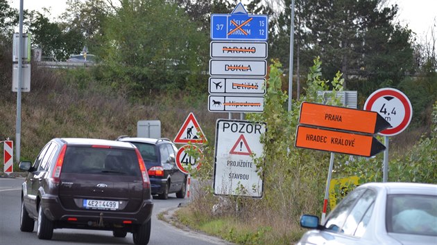 Oranžové směrovky na okružní křižovatce vedou řidiče na Prahu a Hradec. Jsou u výjezdu na Chrudim, ale cedule směr Chrudim a Přelouč zůstala přelepená.