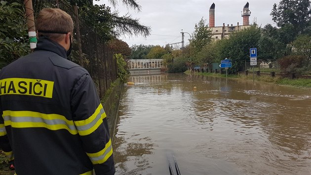 Potok Olešnice zaplavil část Brodku u Přerova, voda mimo jiné zcela zaplavila tamní železniční podjezd vysoký více než tři a půl metru.