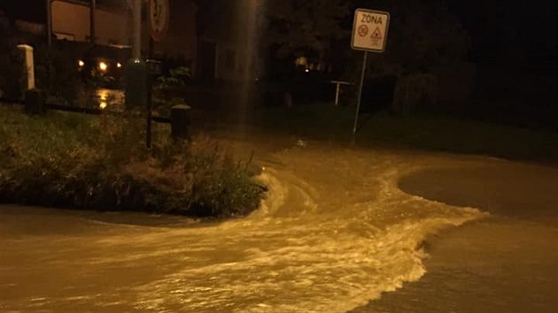 Potok Olešnice zaplavil část Brodku u Přerova, voda natekla zhruba do dvou desítek domů. S odstraňováním následků pomáhají hasiči.