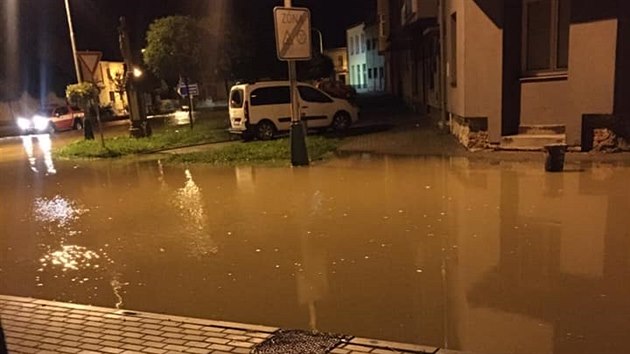 Potok Olešnice zaplavil část Brodku u Přerova, voda natekla zhruba do dvou desítek domů. S odstraňováním následků pomáhají hasiči.
