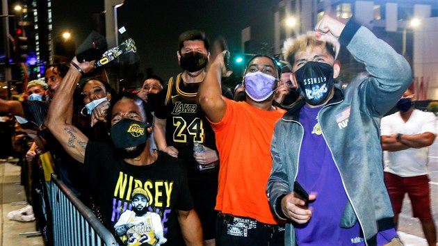 Fandov Lakers jsou pipraveni slavit titul v ulicch Los Angeles.