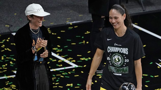 Sue Birdová (vpravo) ze Seattle Storm se raduje ze svého čtvrtého titulu v WNBA, slaví i její partnerka Megan Rapinoeová.