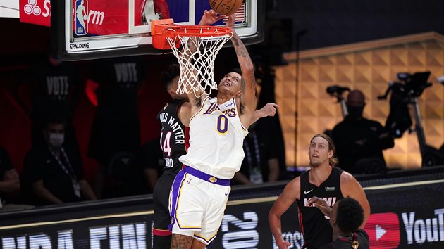 Kyle Kuzma (0) z LA Lakers se sna zakonit kolem 0Tylera Herra z Miami.
